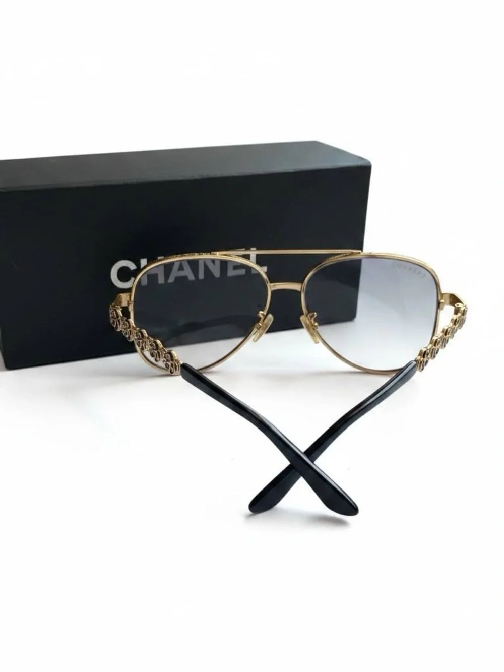 🕶️ Gold-Tone Aviator Sunglasses with Chain Detail 🕶️